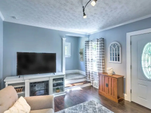 Bright Parma Home w/ Outdoor Space < 10 Mi to Dtwn