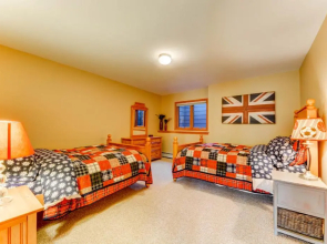H4 Ski Slope Views! Bretton Woods condo with easy access to Mt Washington, Skiing, White Mountains!