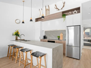 The Luxe Lookout LOCATION LOCATION LOCATION CBD 2 MINS