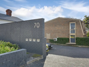 2-bed Townhouse Retreat in Sandy Bay With Parking
