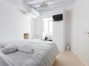 aniko suites Chora