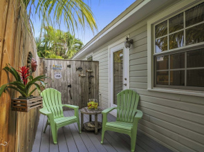Paradise Palms by Avantstay Great Location w/ Outdoor Dining, BBQ Close to Higgs Beach Month Long Stays
