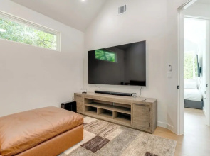 Near Restaurants & Parks: Home 3 Mi to Dtwn Austin