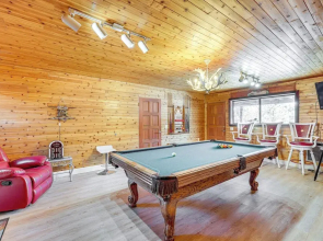Wraparound Deck & Grill: Wrightwood Cabin Near PCT