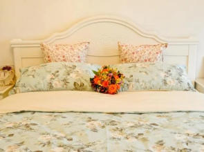 Flower Bed Holiday House