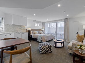 Queenstown House Luxury Lakeside Apartments