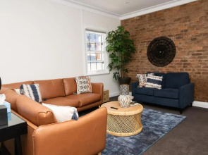 McNamara Lane Large CBD home Freshly renovated 7 Smart TV's Sleeps 11