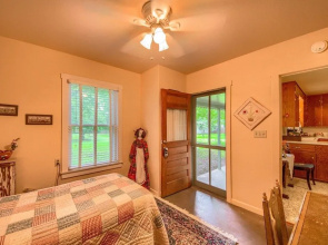 Das Mueller Guest Haus 3 Bedroom Home by RedAwning