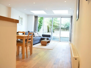 Spacious 2 Bedroom Apartment in South London