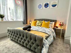 Beautiful Apartment - 5 Minute Walk to the Best Beach! - Great Location - Parking - Netflix - Fast WiFi - Smart TV - Newly decorated - sleeps up to 4! Close to Bournemouth & Poole Town Centre