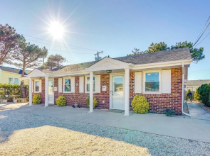 Lavallette Apartment w/ Patio - Walk to the Beach!