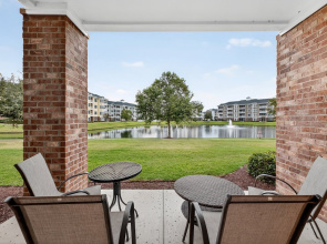 Magnolia Pointe Luster Leaf 4847-102