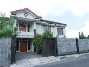 OYO 703 Omah Olin Guesthouse