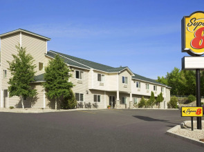 Super 8 by Wyndham Salmon