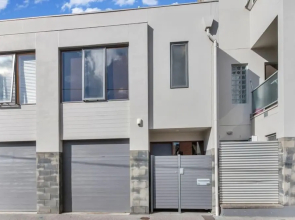 Contemporary Townhouse In Adelaide City