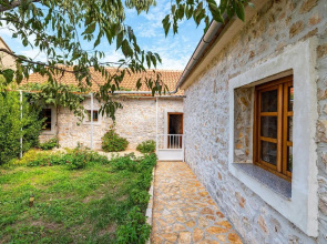 Stunning Home in Lisane Tinjske With 2 Bedrooms, Wifi and Outdoor Swimming Pool
