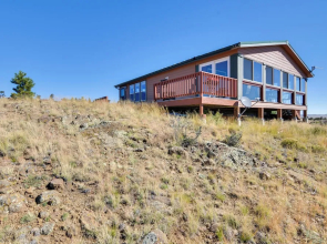 Tranquil Cabin Getaway w/ Panoramic Mtn View!