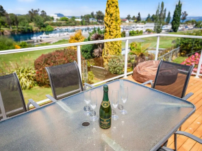 Central Riverside Retreat - Taupo Holiday Home