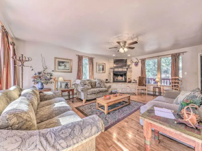 Dog-friendly Alto Escape w/ Hot Tub + Foosball!