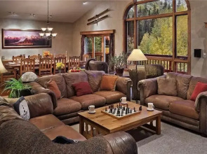 Creekside Chalet 6 BedroomHoliday home By Moving Mountains