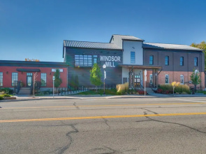 Charming Getaway, Walk to Windsor Lake & Downtown!