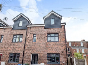 Entire Home - Cosy 3 Bedroom House Close to Levenshulme Station 13 Mins to Manchester City Centre
