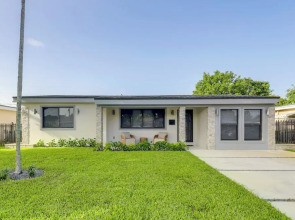 3 Mi to Hard Rock Stadium: Retreat w/ Private Yard