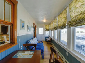 Wildwood Apartment - Porch & Enclosed Sunroom!