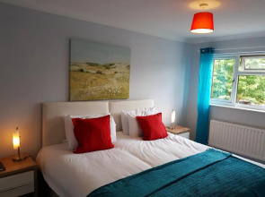 Penllech House - Huku Kwetu Notts - 3 Bedroom Spacious Lovely and Cosy with a Free Parking- Affordable and Suitable to Group Business Travellers