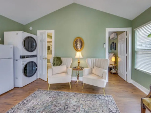 Walk to Museums: Art Deco Cottage in Jefferson