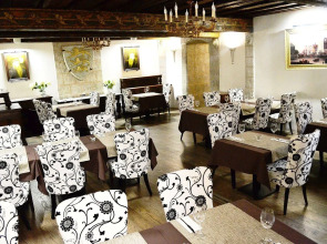 Отель Three Crowns Residents