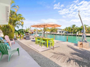 Seabreeze Cove Waterfront Gem 38 Foot Dock Cabana Club