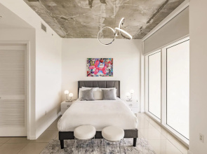Hang Ten- Large Townhome, lux amenities, parking
