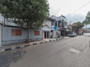 RedDoorz Syariah near Taman Kota Kuningan