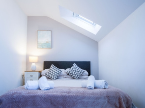 Sunflower Apartment - 2 Bed Apartment - Redberth