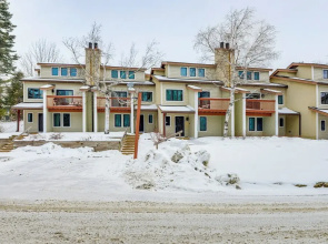 < 1 Mi to Mt Snow: Charming Condo w/ Fireplace