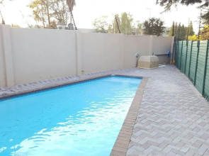 Modern 2-bed apartment in Sandton. Fast Wifi