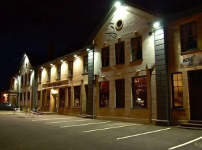 The Raven Hotel - Inn