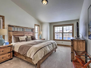 Luxe Rocky Mtn Retreat w/ Hot Tub - By Winter Park