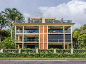 Cairns Beach Holiday Apartment