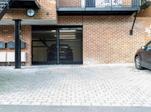 Garland Penthouse- Large 2 bed 2 Bath Self Contained Flat- Close to Shops
