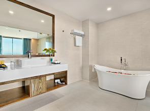 Yarra Ocean Suites Danang