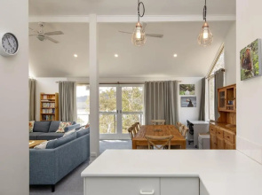 'Matilda' - Spacious & centrally located with great lake views