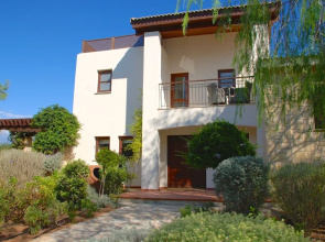 Villa 32 - Limni
