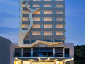 FOX Lite Royal Bay Makassar