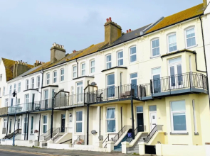 Beachfront Bolthole With Seaview in Idyllic Hythe