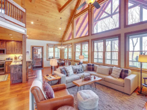 Luxury Mineral Bluff Cabin With Deck & Hot Tub!