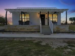 Charming Romantic Cabin 2 Miles From Wineries!
