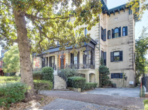 Downtown Savannah Apartment, Walk to Forsyth Park!