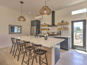 Stunning Wine Country Gem With Hot Tub + Patio!